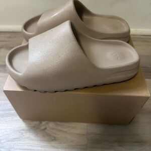 adidas Yeezy Slide in Pure Beige